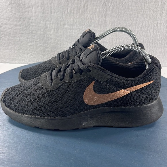 Nike Tanjun Black Metallic Rose Gold Bronze Athletic Shoes Sneakers Size… - Picture 3 of 8